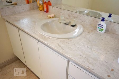 Apartamento à venda com 330m², 3 quartos e 3 vagasBanheiro da Suíte 2