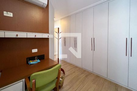 Apartamento à venda com 250m², 3 quartos e 3 vagas Apartamento à venda com 250m², 3 quartos e 3 vagasEscritório