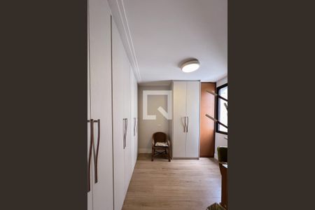 Apartamento à venda com 250m², 3 quartos e 3 vagas Apartamento à venda com 250m², 3 quartos e 3 vagasEscritório