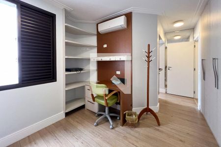 Apartamento à venda com 250m², 3 quartos e 3 vagas Apartamento à venda com 250m², 3 quartos e 3 vagasEscritório
