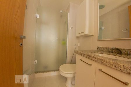 Banheiro 2 de apartamento para alugar com 2 quartos, 63m² em Passo da Areia, Porto Alegre