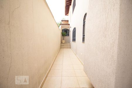 Casa de condomínio à venda com 300m², 3 quartos e 4 vagascorredor entrada imovel / lateral area de serviço