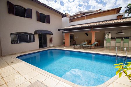 Casa de condomínio à venda com 300m², 3 quartos e 4 vagasÁrea comum - Piscina