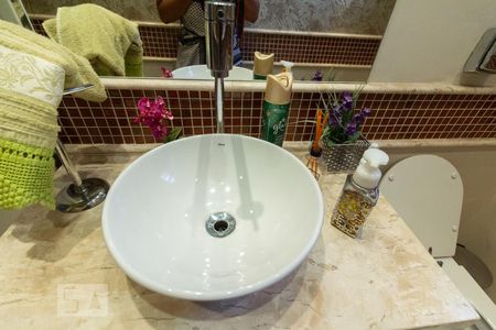 Casa de condomínio à venda com 300m², 3 quartos e 4 vagasdetalhe lavabo