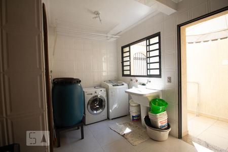 Casa de condomínio à venda com 300m², 3 quartos e 4 vagasarea de serviço