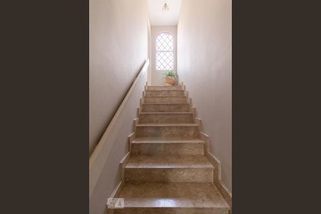 Casa de condomínio à venda com 300m², 3 quartos e 4 vagasescada acesso sala 2 e suites 