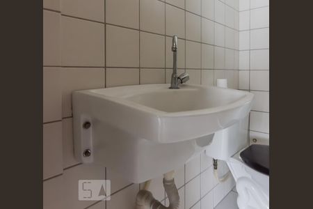 Torneira Banheiro de kitnet/studio para alugar com 1 quarto, 25m² em Centro, Belo Horizonte