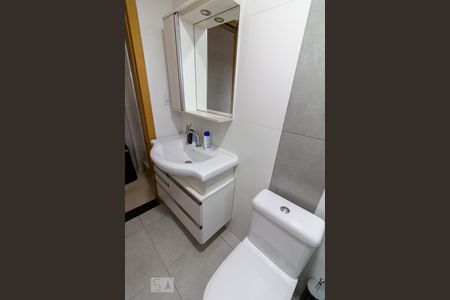 Banheiro de casa para alugar com 1 quarto, 30m² em Jardim Flor da Montanha, Guarulhos