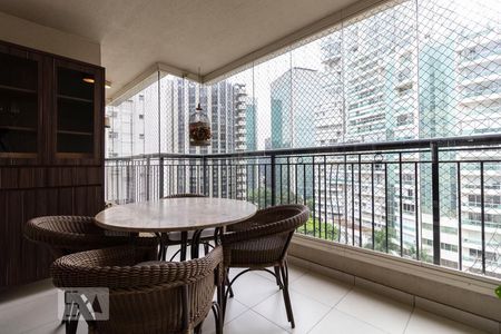 Apartamento à venda com 140m², 3 quartos e 2 vagasVaranda