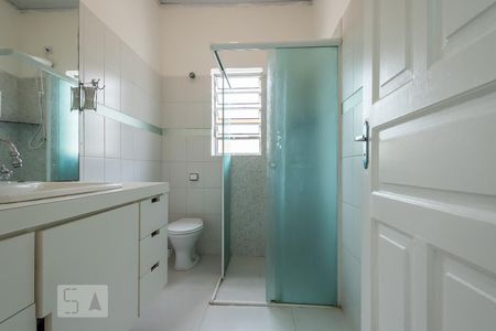 Banheiro de kitnet/studio para alugar com 1 quarto, 22m² em Jardim Aeroporto, São Paulo