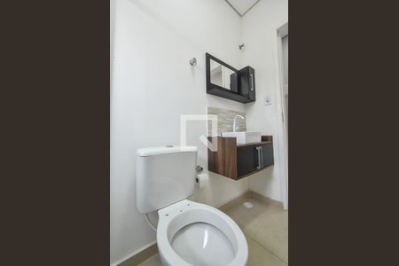 Banheiro  de kitnet/studio para alugar com 1 quarto, 17m² em Jardim Aeroporto, São Paulo