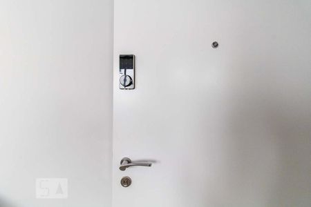 Studio para alugar com 57m², 1 quarto e sem vagaDetalhe da porta com trava eletrônica 