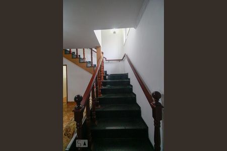 Casa à venda com 120m², 3 quartos e 2 vagas Casa à venda com 120m², 3 quartos e 2 vagasEscada