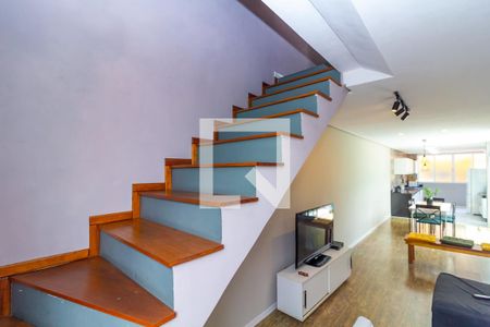 Escada de casa para alugar com 3 quartos, 270m² em Jardim Independência, São Paulo
