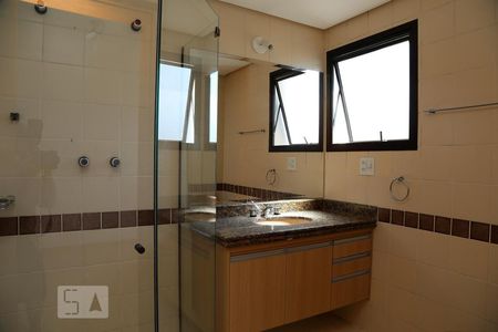 Apartamento à venda com 198m², 4 quartos e 4 vagasBanheiro da Suíte 1