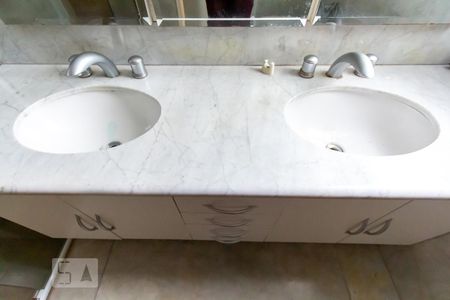 Apartamento à venda com 240m², 4 quartos e 2 vagasBanheiro da suíte 1