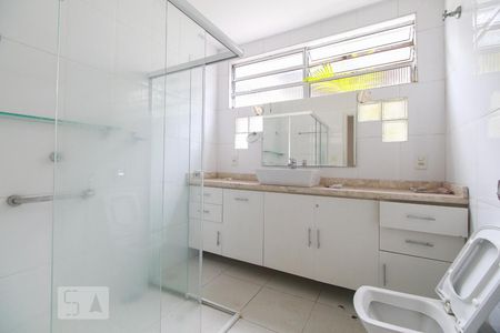 Banheiro de casa para alugar com 3 quartos, 120m² em Vila Invernada, São Paulo