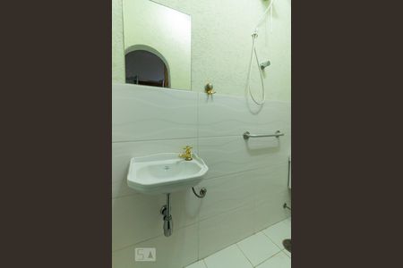 Casa à venda com 200m², 3 quartos e 4 vagasBanheiro suíte Piso inferior