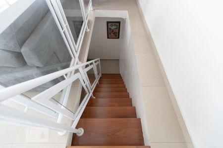 Casa à venda com 250m², 3 quartos e 2 vagas Casa à venda com 250m², 3 quartos e 2 vagasEscada