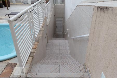 Casa à venda com 250m², 3 quartos e 2 vagas Casa à venda com 250m², 3 quartos e 2 vagasEscada