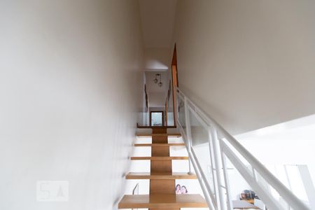 Casa à venda com 250m², 3 quartos e 2 vagas Casa à venda com 250m², 3 quartos e 2 vagasEscada