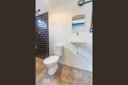 Banheiro de kitnet/studio para alugar com 1 quarto, 25m² em Parque Continental, São Paulo