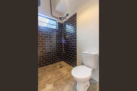 Banheiro de kitnet/studio para alugar com 1 quarto, 25m² em Parque Continental, São Paulo