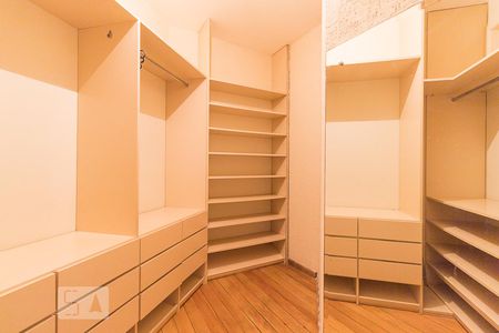 Casa à venda com 458m², 5 quartos e 5 vagasCloset dormitório 4