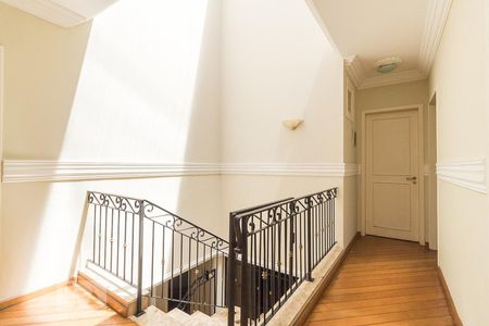 Casa à venda com 458m², 5 quartos e 5 vagasEscada