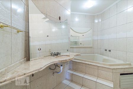 Casa à venda com 458m², 5 quartos e 5 vagasDetalhe do banheiro