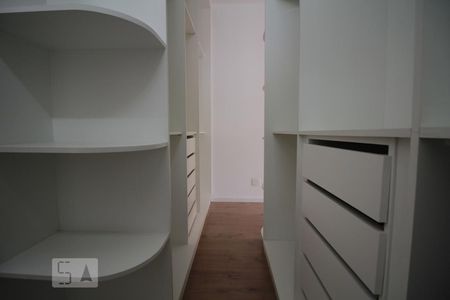 Casa à venda com 220m², 3 quartos e 2 vagasCloset Suíte 1