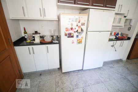 Casa à venda com 240m², 3 quartos e 3 vagasCozinha - Armários