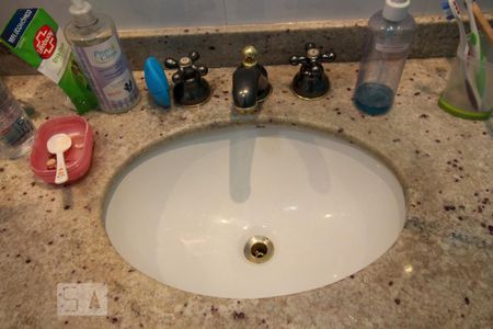 Casa à venda com 240m², 3 quartos e 3 vagasBanheiro - Torneira