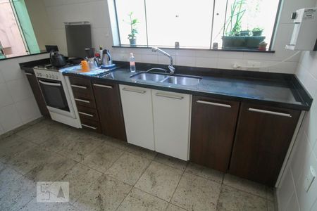 Casa à venda com 240m², 3 quartos e 3 vagasCozinha - Armários