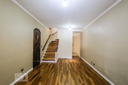 Sala Escada de casa para alugar com 3 quartos, 120m² em Jardim Santa Emília, São Paulo