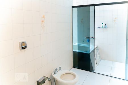 Casa à venda com 220m², 4 quartos e 4 vagas Casa à venda com 220m², 4 quartos e 4 vagasCasa 1 - Banheiro da suite