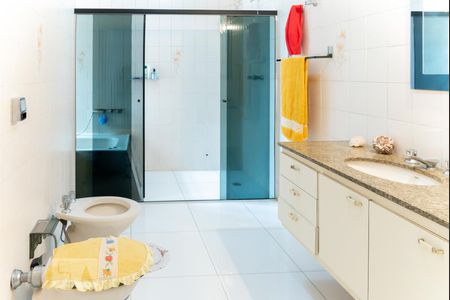 Casa à venda com 220m², 4 quartos e 4 vagas Casa à venda com 220m², 4 quartos e 4 vagasCasa 1 - Banheiro da suite