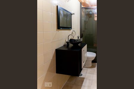 Casa à venda com 220m², 4 quartos e 4 vagas Casa à venda com 220m², 4 quartos e 4 vagasCasa 2 - Banheiro