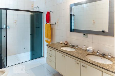 Casa à venda com 220m², 4 quartos e 4 vagas Casa à venda com 220m², 4 quartos e 4 vagasCasa 1 - Banheiro da suite