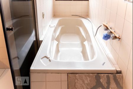 Casa à venda com 220m², 4 quartos e 4 vagas Casa à venda com 220m², 4 quartos e 4 vagasCasa 1 - Banheiro da suite