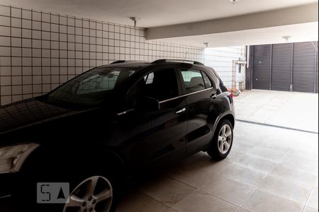 Casa à venda com 220m², 4 quartos e 4 vagas Casa à venda com 220m², 4 quartos e 4 vagasGaragem