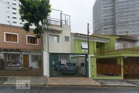 Fachada de casa à venda com 3 quartos, 250m² em Mirandópolis, São Paulo