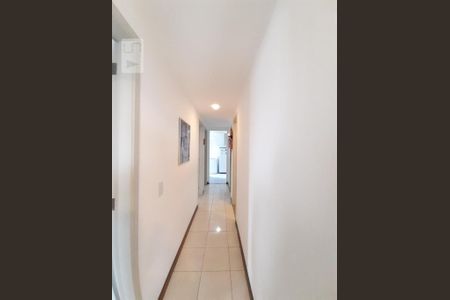 Apartamento à venda com 105m², 4 quartos e 2 vagas Apartamento à venda com 105m², 4 quartos e 2 vagasCorredor