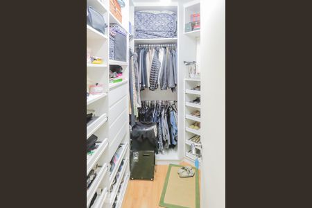 Apartamento à venda com 218m², 4 quartos e 3 vagasCloset Suíte 1
