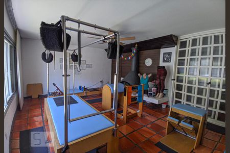 Casa à venda com 270m², 4 quartos e 3 vagas Casa à venda com 270m², 4 quartos e 3 vagasSala