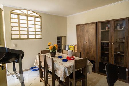 Casa à venda com 200m², 3 quartos e 2 vagasSala