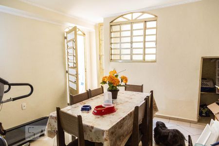 Casa à venda com 200m², 3 quartos e 2 vagasSala