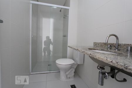 Banheiro de apartamento para alugar com 1 quarto, 35m² em Centro, Curitiba
