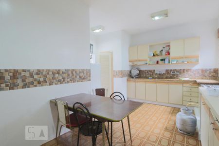 Casa de condomínio para alugar com 520m², 3 quartos e 4 vagasCozinha - Armários