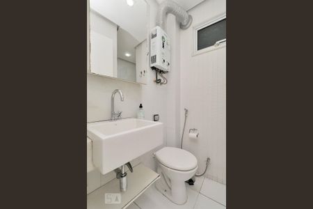 Banheiro. de kitnet/studio para alugar com 1 quarto, 35m² em Copacabana, Rio de Janeiro